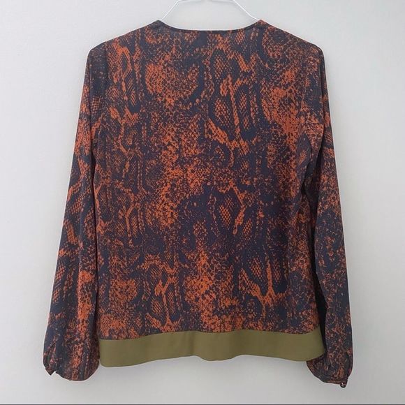 Cabi faux wrap popover top in snake print - Picture 7 of 8